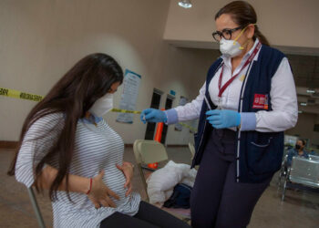 Afirman que vacuna contra Covid-19 protege salud en mujeres embarazadas