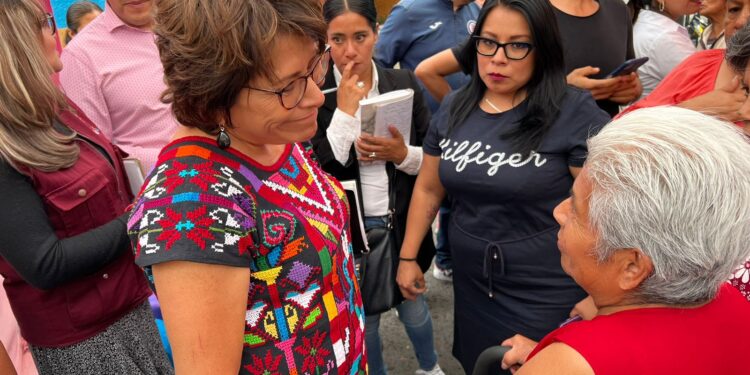 Martha Avila siempre cercana a la gente