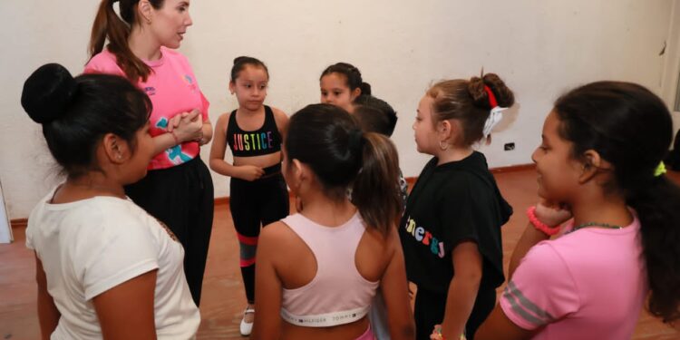 Promueve Atenea Gómez el arte en Isla Mujeres