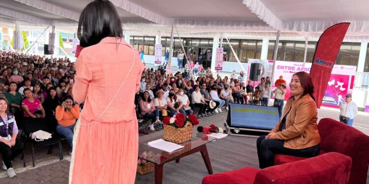 Más de dos mil mujeres de Tláhuac se reúnen entre amigas con Berenice Hernández y Rocío Córdova
