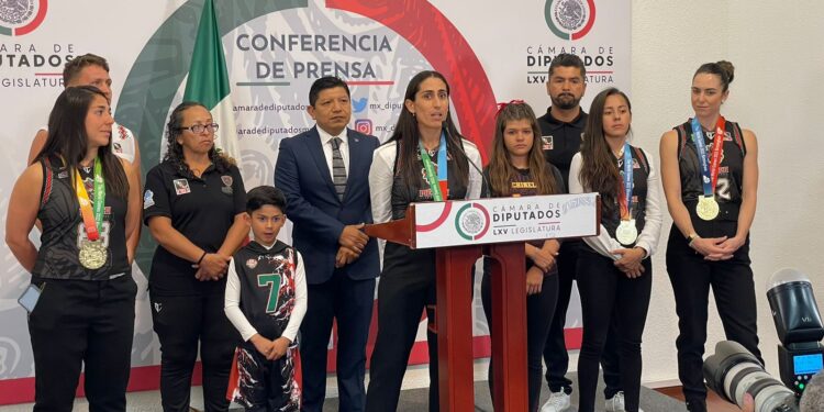 Rinden homenaje al fútbol americano de México en la Cámara de Diputados