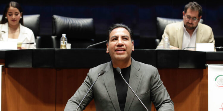 Llama Eduardo Ramírez al sector juvenil a cumplir su deber con México 