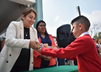 Niños de primaria de Tláhuac inician ciclo reestrenando su escuela