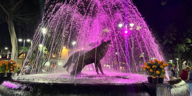 Coyoacán se ilumina de rosa por Día Mundial Contra el Cáncer de Mama
