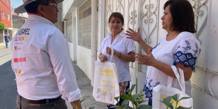 Gabriel del Monte camina las calles de Xochimilco