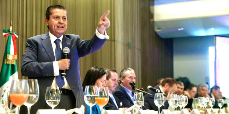 El servidor público debe sumar, no dividir, destaca Giovani Gutiérrez ante empresarios