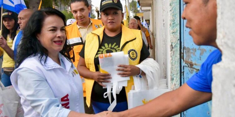 Margarita Saldaña presenta sus propuestas ante la CANACO