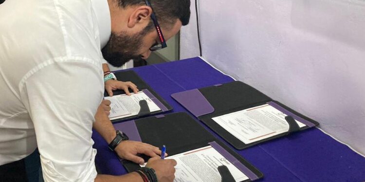 Víctor Romo recibe constancia como diputado local