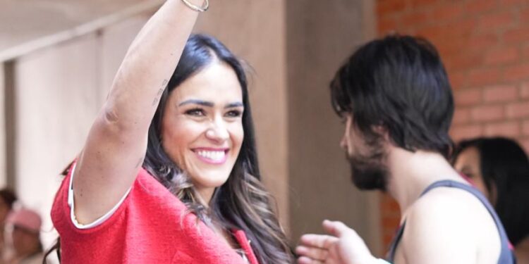 Alessandra Rojo celebra que la población de la alcaldía Cuauhtémoc salga a votar.