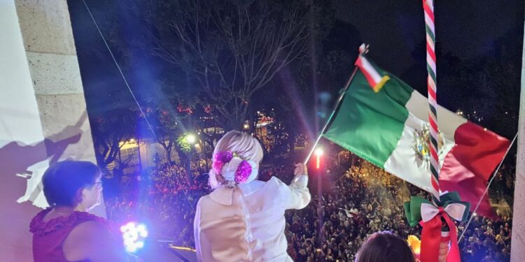 Alfa González destaca división de poderes durante ceremonia del grito