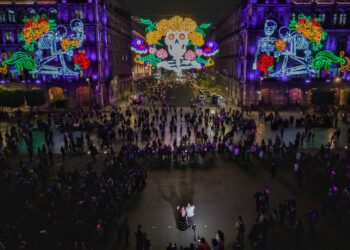 Brugada inaugura ofrenda monumental y alumbrado en el Zócalo