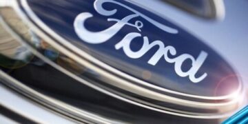 Ford recorta empleos en Europa en su transición hacia vehículos eléctricosFord anunció un importante recorte de empleos en Europa y Reino Unido como parte de su estrategia para acelerar la transición hacia los vehículos eléctricos. La compañía señaló que esta decisión responde a la necesidad de optimizar recursos y enfocar su producción en tecnologías innovadoras. Aunque los recortes han generado inquietud, la empresa asegura que las medidas serán implementadas en consulta con los representantes de los trabajadores para garantizar procesos justos.  La electrificación ha llevado a Ford a realizar ajustes significativos en su estructura global. Este cambio busca adaptarse a la creciente demanda de vehículos eléctricos y cumplir con regulaciones medioambientales cada vez más estrictas. Sin embargo, la transformación no está exenta de desafíos, ya que implica grandes inversiones en investigación, desarrollo y nuevos procesos de manufactura.  En los últimos años, Ford ha intensificado su compromiso con la electrificación. La compañía ha lanzado modelos eléctricos emblemáticos, como el Mustang Mach-E y la F-150 Lightning, que han recibido una amplia aceptación en el mercado. No obstante, este avance ha exigido redirigir recursos desde los segmentos tradicionales, como los motores de combustión interna, hacia la tecnología eléctrica, provocando ajustes en su personal y operaciones.  Estos recortes evidencian la presión que enfrentan los fabricantes para mantenerse competitivos en un mercado automotriz en rápida evolución. La decisión de Ford subraya tanto los retos como las oportunidades que acompañan la transición hacia un futuro sustentable, donde la innovación y la eficiencia serán clave para liderar la industria.