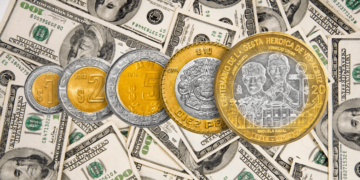 Dólar alcanza los 21.13 pesos al menudeo: el nivel más alto en dos años