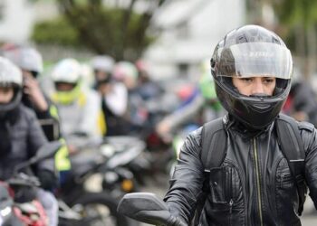 Casco obligatorio para motociclistas y número de placa