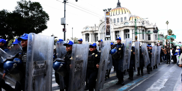 Limpian Bellas Artes de ambulantes