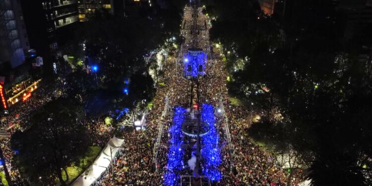 Más de 200 mil personas se reúnen a ritmo de Polymarchs en Reforma