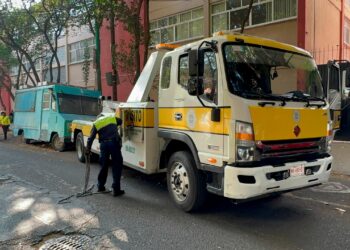 Retiran 13 autos «chatarra» de calles en Benito Juárez