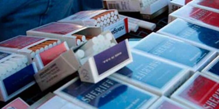 Crimen organizado extorsiona para que 90% de los comercios vendan cigarros ilegales