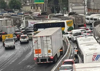 Transportistas bloquean vialidades en Edomex y amenazan con llegar al Zócalo