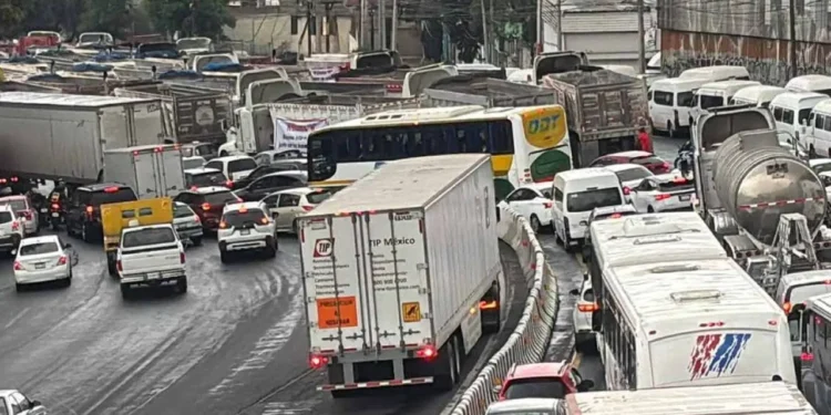 Transportistas bloquean vialidades en Edomex y amenazan con llegar al Zócalo