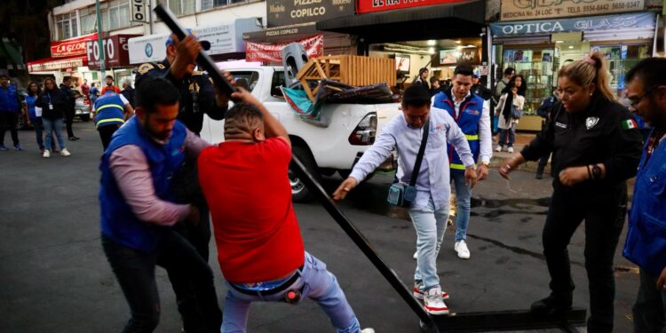 Retiran comercio informal de Metro Copilco y Ciudad Universitaria