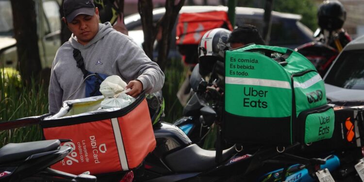 Crecen extorsiones a repartidores de aplicación en Centros Comerciales