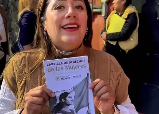 Entrega Morena «Cartilla de Derechos de las Mujeres»