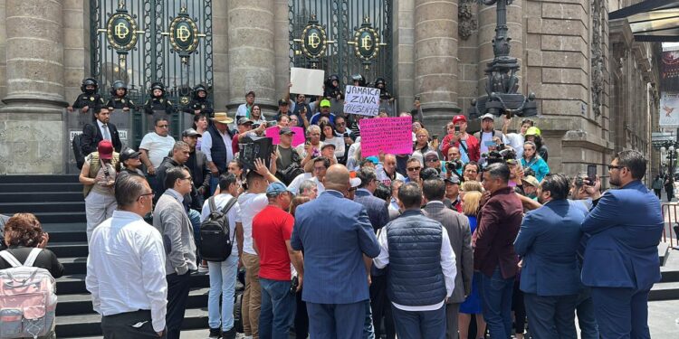 Exigen a diputados locales dejar de vender y ponerse a legislar