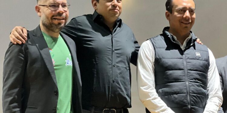 Magistrado electo Salvador Obregón platica con jóvenes benitojuarences