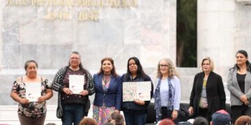 Apoyo a cuidadoras se reduce a 33 pesos diarios