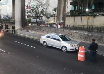 Delincuentes armados disparan a policías, chocan camioneta y continúan fuga robando otro auto