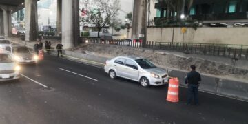 Delincuentes armados disparan a policías, chocan camioneta y continúan fuga robando otro auto