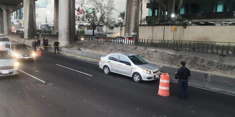 Delincuentes armados disparan a policías, chocan camioneta y continúan fuga robando otro auto