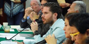 Congreso de la CDMX premia a rescatistas y activistas que salvan animales del abandono