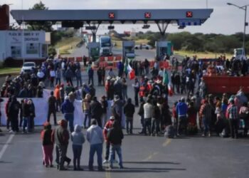 TRANSPORTISTAS PONEN DE RODILLAS A MÉXICO