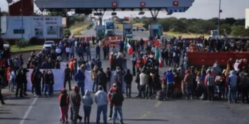TRANSPORTISTAS PONEN DE RODILLAS A MÉXICO