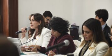 Cuestionan a Rojo de la Vega por publicidad y gentrificación