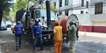 Cuauhtémoc limpia drenaje en la Doctores antes de las lluvias