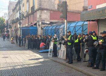 Diputado de Morena en CDMX exige quitar vallas en Monterrey y Guadalajara