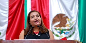 Claudia Pérez respalda a vecinos y presiona a Brugada por opacidad en Cablebús
